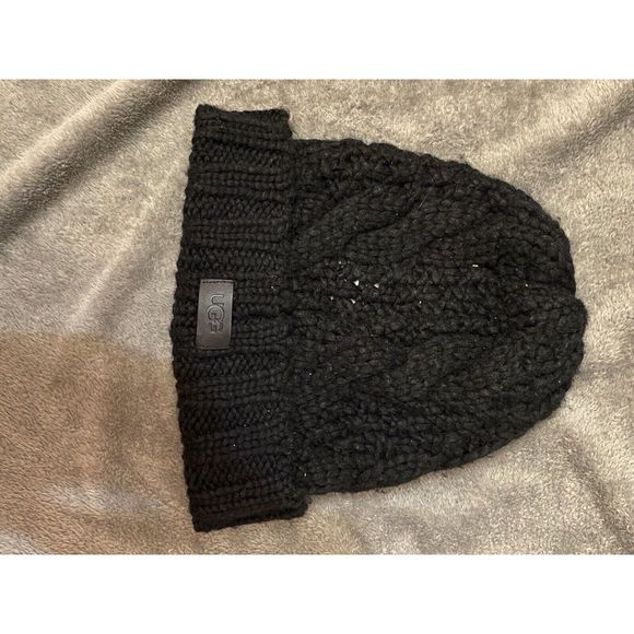 UGG Cable Knit Beanie In Black Womens One Size NWT - Picture 2 of 8